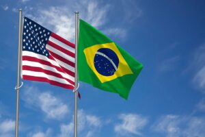 Bandeiras do Estados Unidos e do Brasil num ceu azul