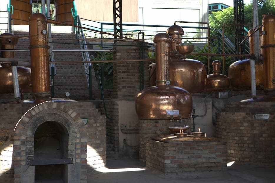 Destilação em alambique de cobre da cachaça Vale Verde