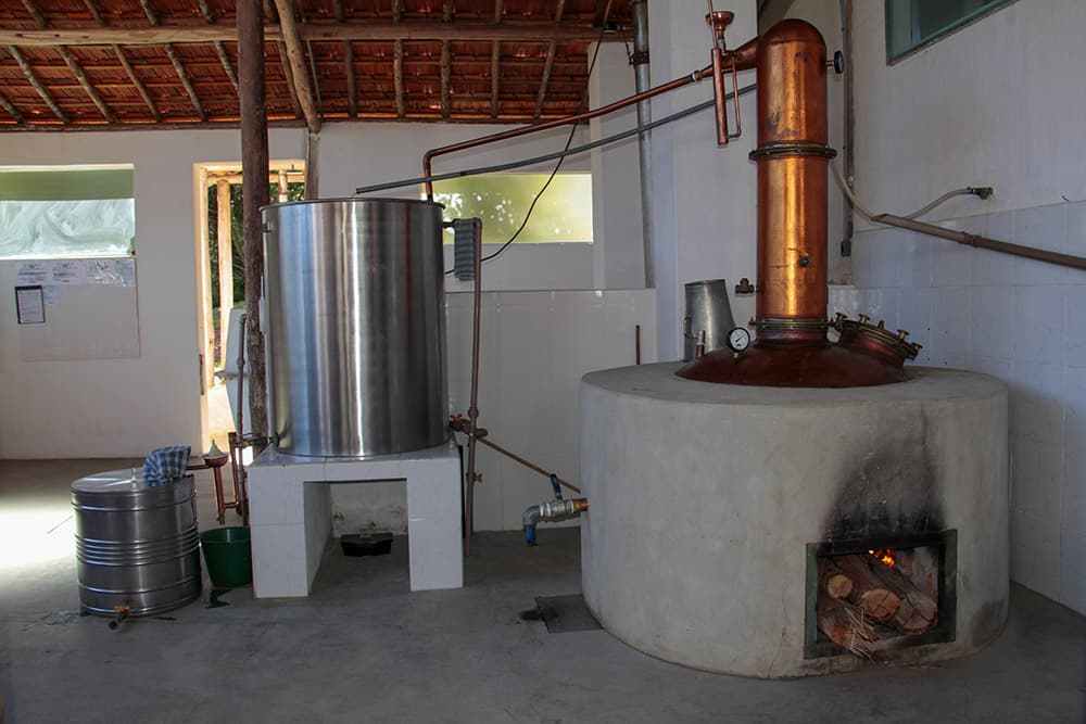 cachaça tiê, alambique de cobre, uma das diferentes formas de destilar cachaça