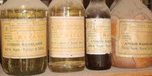 garrafas antigas da Havana e Anísio Santiago