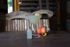 Cocktail com caju e cachaça da Adriana Pino