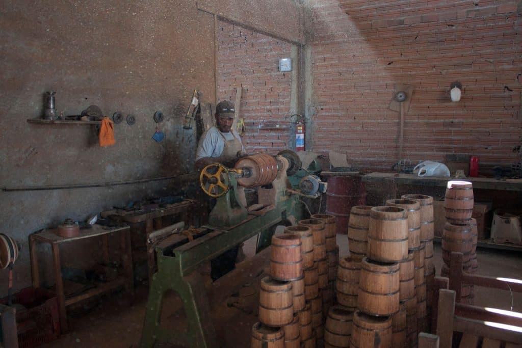 etapas de produção de barril de madeira para envelhecer cachaça