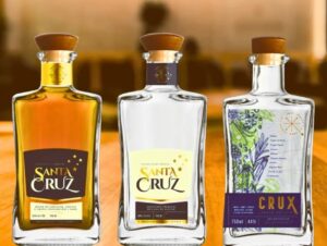 cachaça Santa Cruz Clássica, Extra-Premium e gin Crux