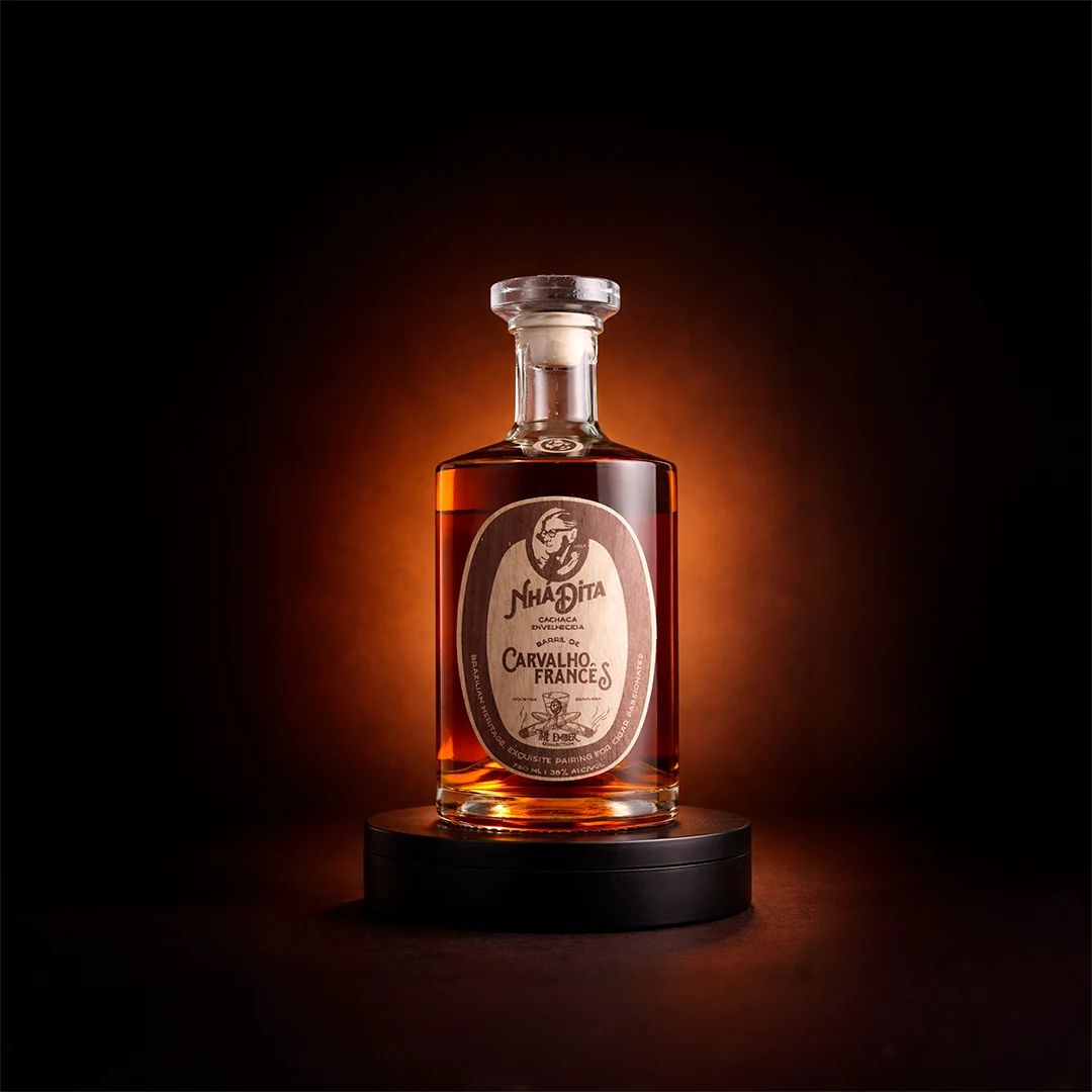 Garrafa da cachaça Nhá Dita Extra Premium Carvalho Francês 750 ml